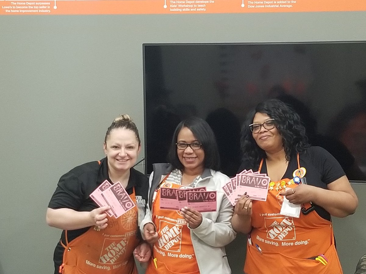 AvranThd's tweet photo. 3 cheers for our D38 supervisor  Kristy, Head Cashier Akeda, and FES Jocelie for obtaining several VOC mentions. #extreme3006 https://t.co/YokP1H5nMQ