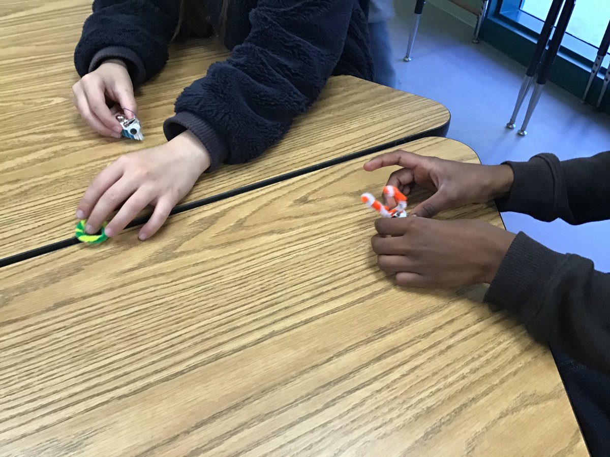 sbsdCCSTREAM's tweet image. #ccsbsd 2nd graders building bristle bots. Fun with simple circuits #robotics #ccstream #sbsdedu #sbsdstream