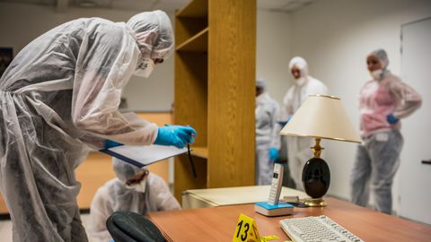Prefet971's tweet photo. 👮👮‍♀️ #Concours pour le #recrutement de technicien principal de #police technique et scientifique 🔬
✅Dépôts des dossier papiers ou en ligne sur https://t.co/CiK8H62H5o  jusqu'au 30/3/2020.
✍️📃Les épreuves écrites auront lieu les 12 &amp; 13/5/2020
ℹ️Infos : https://t.co/KrzMxQVLmw https://t.co/eRBftpfiyS