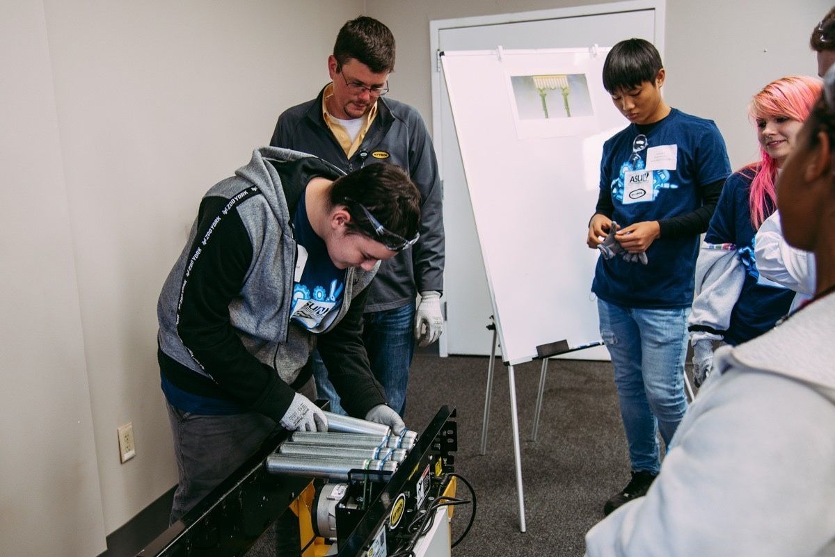 ASUNewport's tweet photo. Thanks to @hytrol for helping sponsor our most recent Career Exploration Camp! Our Career Coaches & their high school students toured ASUN-Jonesboro and Hytrol. They learned about all the opportunities & careers available to them! #ASUNewport #Careers #WatchARwork #TimeToSoar https://t.co/JmWvGXosMr