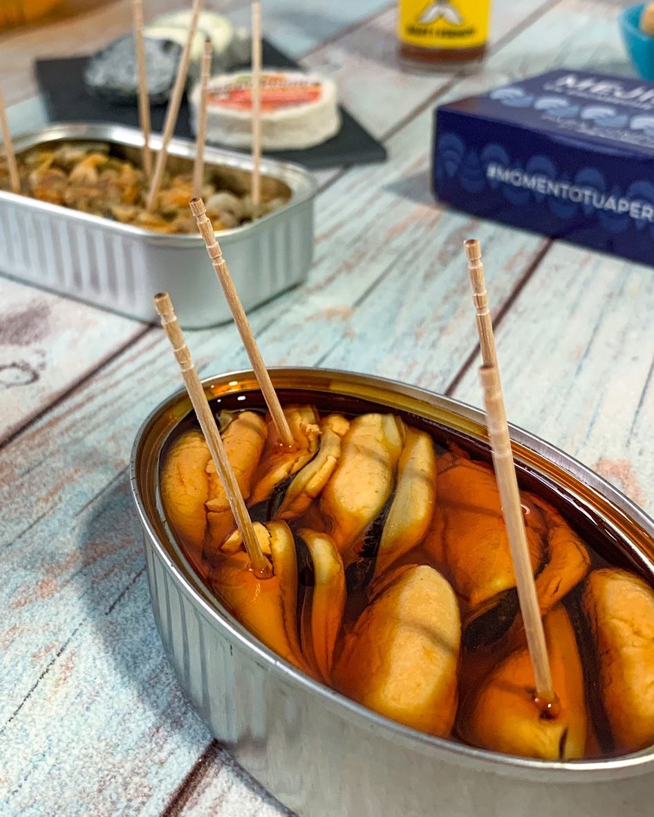 tuaperitivo's tweet photo. ¡Salud y Vermut!
▪︎
https://t.co/f9BKHndM9G
▪︎
#vermut #vermouth #vermutear #aperitivolovers #aperitif #aperitivo #aperitiu #tuaperitivo #compartir #paracompartir #mejillon #mejillones #musclos #escopinyes #foodies #gourmet #cuinas #delicious #cuina #ellegourmet https://t.co/x6XGZLbn7D