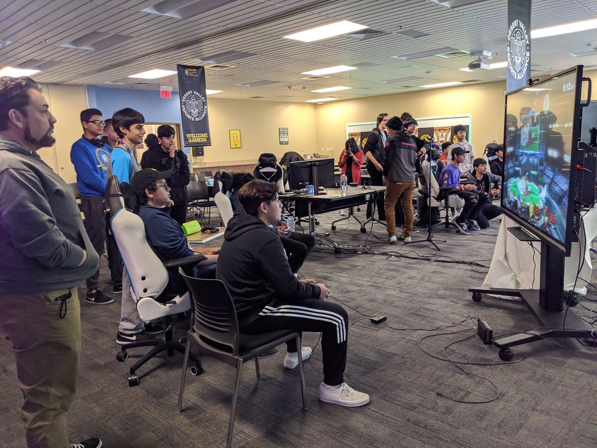 EdTechEddie's tweet photo. A few friendly matches before Smash tourney begins. #DVEA #PSUSDfam #LocoLearner https://t.co/7uHjM2bzHq