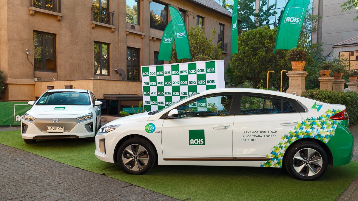 El Subsecretario de Energía, Francisco López, y el Gerente de División de Asuntos Jurídicos y Corporativos de la ACHS, Cristóbal Cuadra, dieron inicio oficial al funcionamiento de 25 autos eléctricos, que realizarán labores preventivas en algunas regiones. bit.ly/2PFVB62