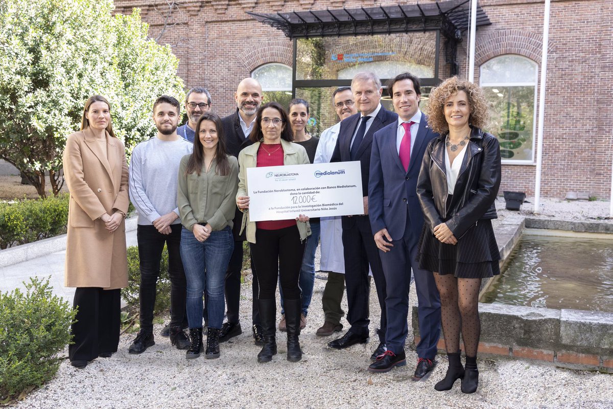 NeuroblastomaES's tweet photo. Qué gran satisfacción poder donar 12000 € para la investigación en los proyectos ‘Celyvir’ y ‘Nanotecnología’ del Hospital Niño Jesús, gracias a la colaboración de @BancoMediolanum en el evento #razoptimismo2020 celebrado pasado 7 de febrero con @LucaLazzarini. #cancerinfantil https://t.co/7j1oUYXOwd