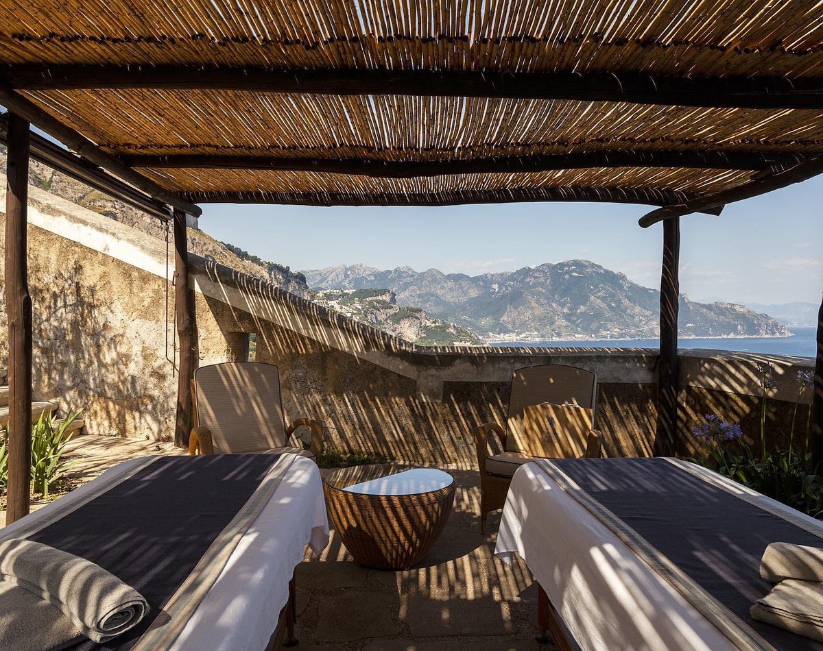 Moments of joy and relax in the heart of #AmalfiCoast #ConcaDeiMarini #monasterosantarosa ✨🇮🇹