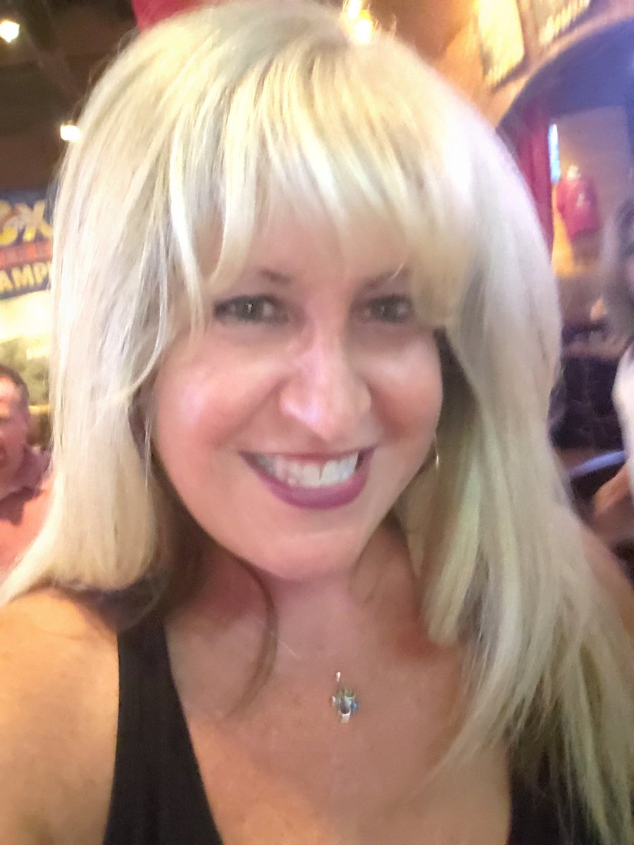 Ebabeinoz's tweet photo. @BetteMidler not a week goes by that someone doesn't say that I look like you. If you ever need a double...let me know. https://t.co/1z4GIHX34h
