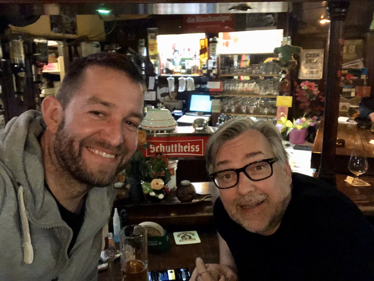 oliver's tweet photo. Montags abends in einer Kneipe in Schöneberg mit @weltspion #communityunite https://t.co/PDJCfM21r0