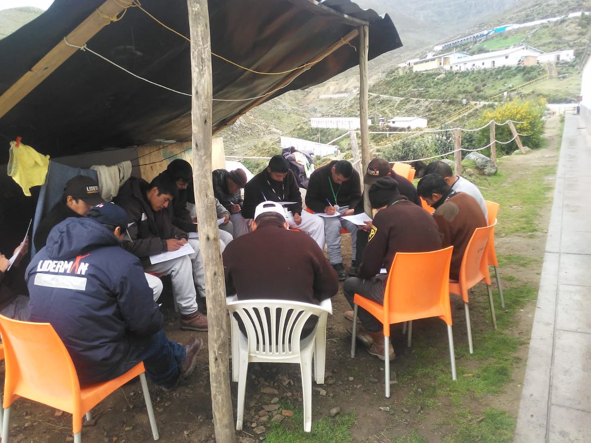 Christi34200062's tweet photo. Capacitacion Teorica parauso de armas de fuego... Unidad Lincuna siempre primeros... https://t.co/nlGLMUBT9k