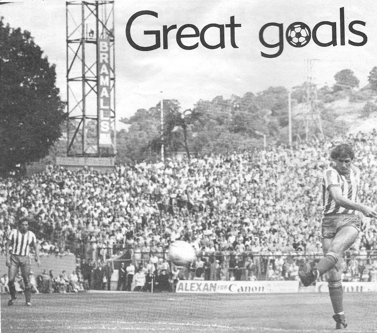 Mick Lyons again. This time in goal scoring action. His strike helping earn the Owls a 1-1 draw against Chelsea on the opening day of the 85-86 season. And just look at the Kop. #swfc #owlsbackinthebigtime