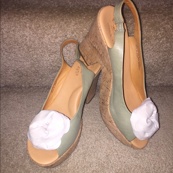 kellsimmons's tweet photo. So good I had to share! Check out all the items I'm loving on @Poshmarkapp #poshmark #fashion #style #shopmycloset #korkease #dansko #jessicabennett: https://t.co/8x5JQxw0TE https://t.co/h1qVoRDGq2