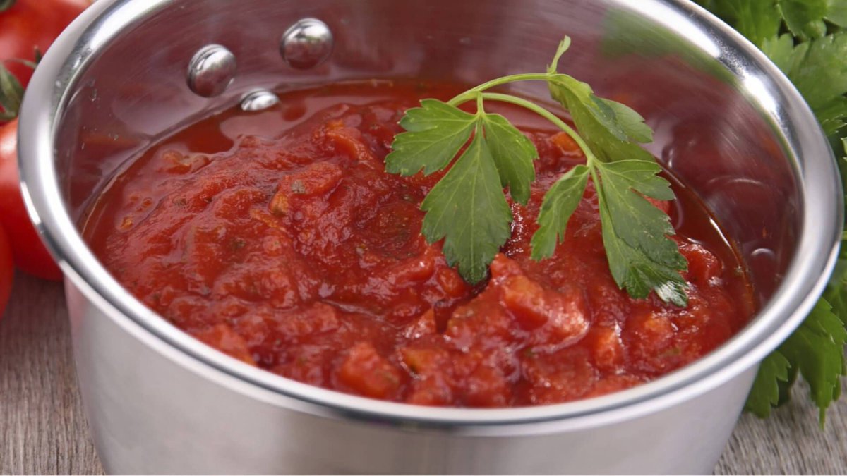 RasoiMenu's tweet image. Classic Italian spaghetti sauce recipe with mushrooms, garlic, and tomatoes. Italian spaghetti sauce tastes much better than store-bought sauce. You can also store it in the refrigerator for 3-4 days. buff.ly/2HZHxA2 #italianfood #spaghetti #recipes