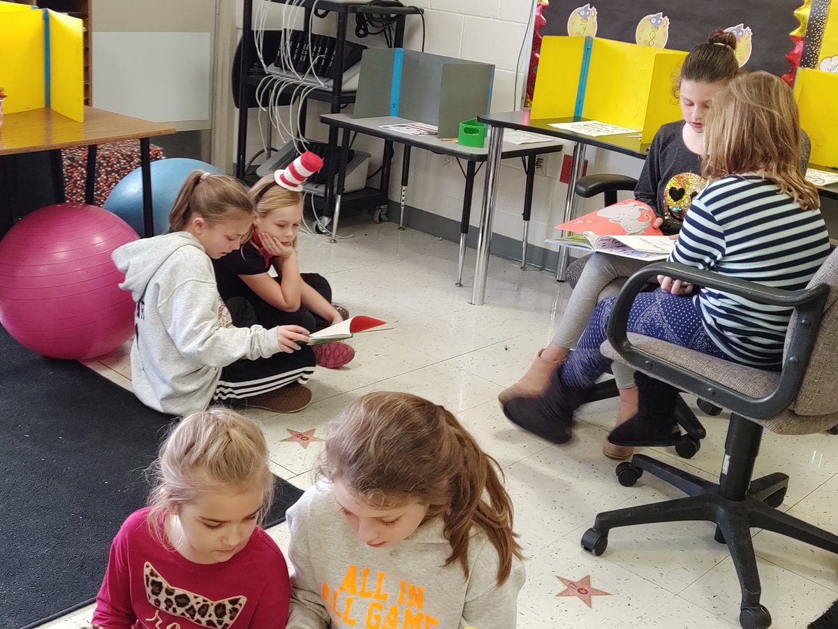 lswardenski4's tweet photo. Read Across America Day! 4th grade and 1st grade read to each other to celebrate.#ibtigerpride🌎📖😀 https://t.co/7wiulg9Yd3
