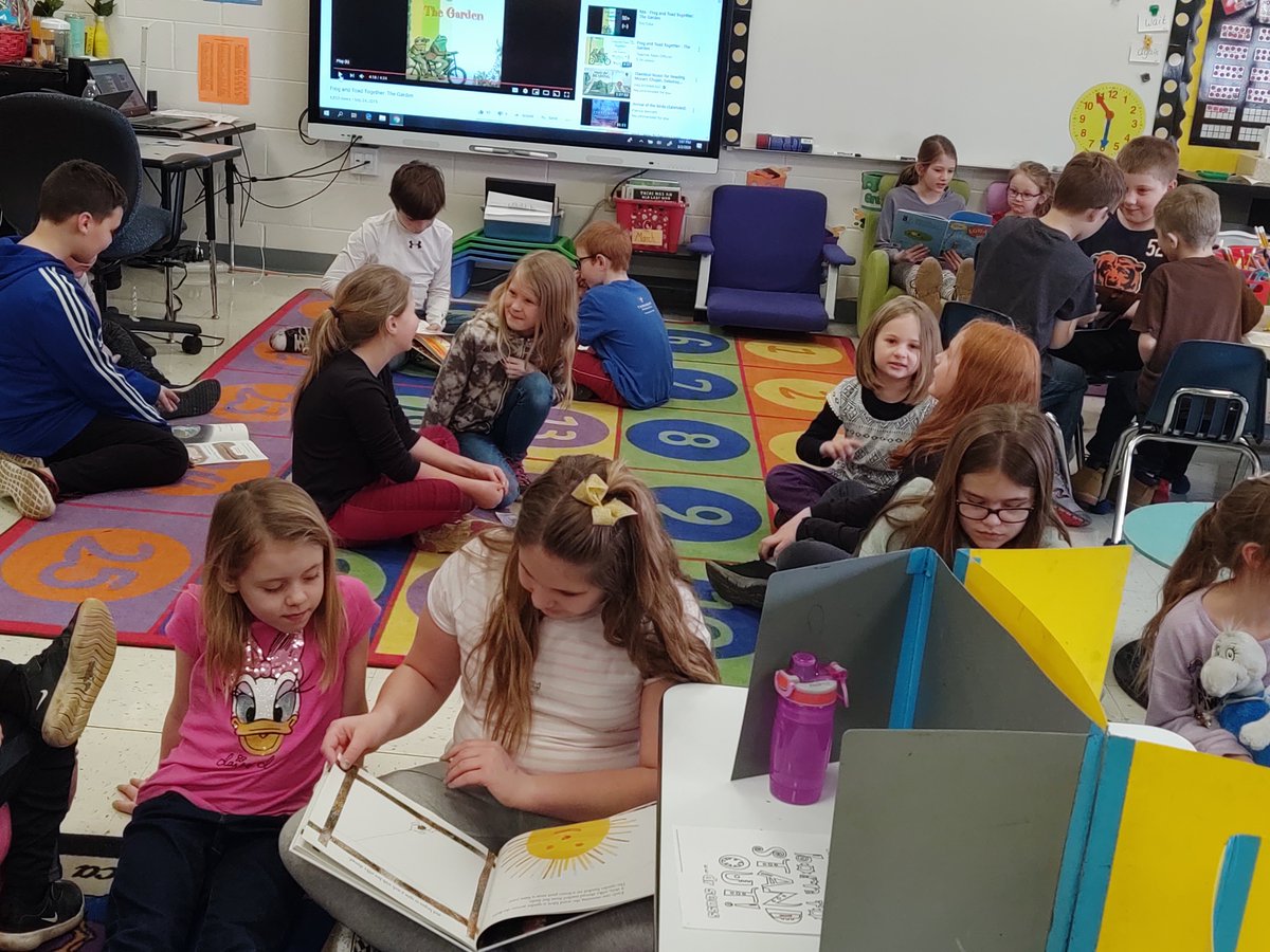lswardenski4's tweet photo. Read Across America Day! 4th grade and 1st grade read to each other to celebrate.#ibtigerpride🌎📖😀 https://t.co/7wiulg9Yd3