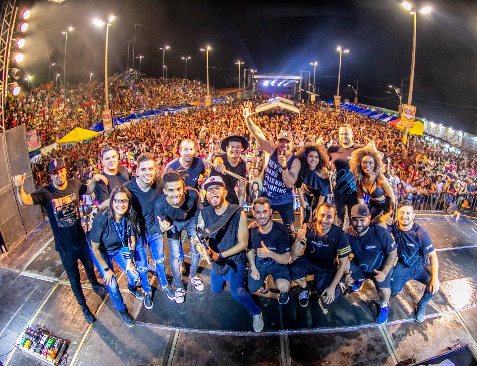 AvineOficial's tweet photo. Finalizamos mais um #CarnavalDoAV 🙏🏽 Queria deixar registrado o meu agradecimento à toda a minha equipe que foi como sempre, f*** ! Por trás de um cantor existem várias pessoas que se empenham pra dar tudo certo . Obrigado por terem feito tudo acontecer . Boas férias galera 🙏🏽❤️ https://t.co/CsgCHJlK63