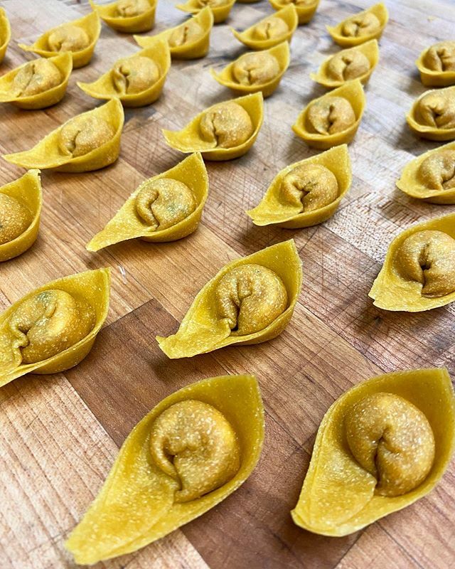 same same, but different. . “Chicken Parm” Tortelli • all of the flavors of the beloved Italian-American classic, ground into a pasta filling | to be topped with crispy chicken skin garlic streusel, tomato raisins and parmigiano fonduta | . . #pasta #pastalover #pastafresca …