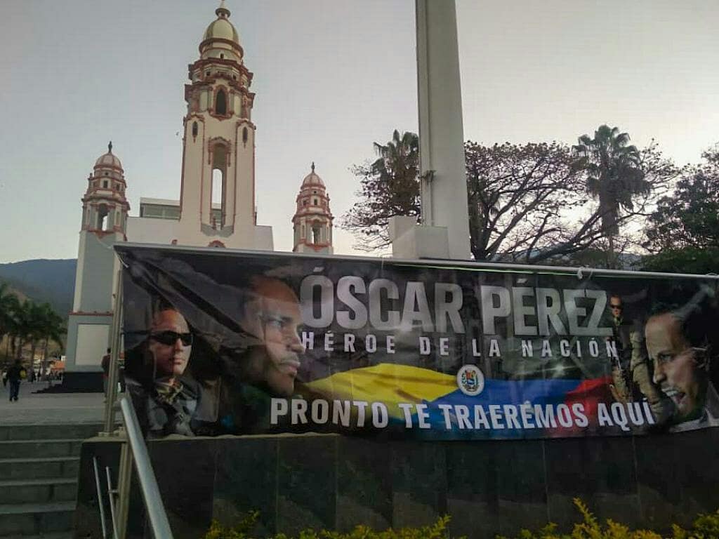 #2Mar | Yo también quiero que #OscarPérez vaya al #PanteónNacional. 

¡Polémica protesta!