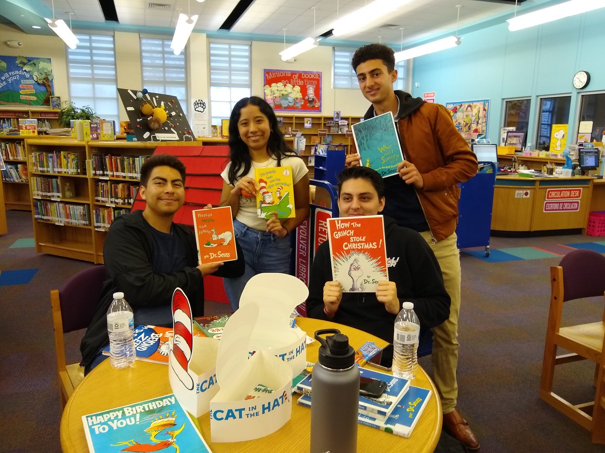 GuerreroLibrary's tweet photo. @GTGrizzlyBears enjoy a Dr. Seuss Book with their guest readers from @NortheastECHS. @gtprincipal186 #AISDProud #GrizzlyGrit #BeARunner https://t.co/ZskTIbI64Z
