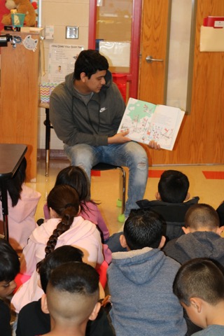 GuerreroLibrary's tweet photo. @GTGrizzlyBears enjoy a Dr. Seuss Book with their guest readers from @NortheastECHS. @gtprincipal186 #AISDProud #GrizzlyGrit #BeARunner https://t.co/ZskTIbI64Z