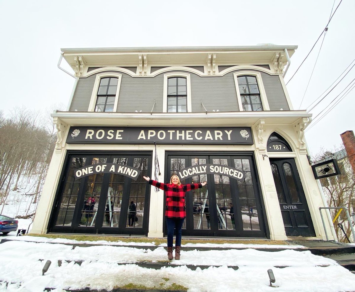 k8talois's tweet photo. I’m losing my Schitt, literally! 🌹💔

Bummed to see the Rose Apothecary pop up pack up, but the @Beekman1802Boys already won 2020 with this larger than life stunt, and I was there 🙌🏻 

@SchittsCreek @TwoButtonsDeep #Beekman1802 #RoseApothecary #ewdavid #larryair https://t.co/lB8vCwEGnF