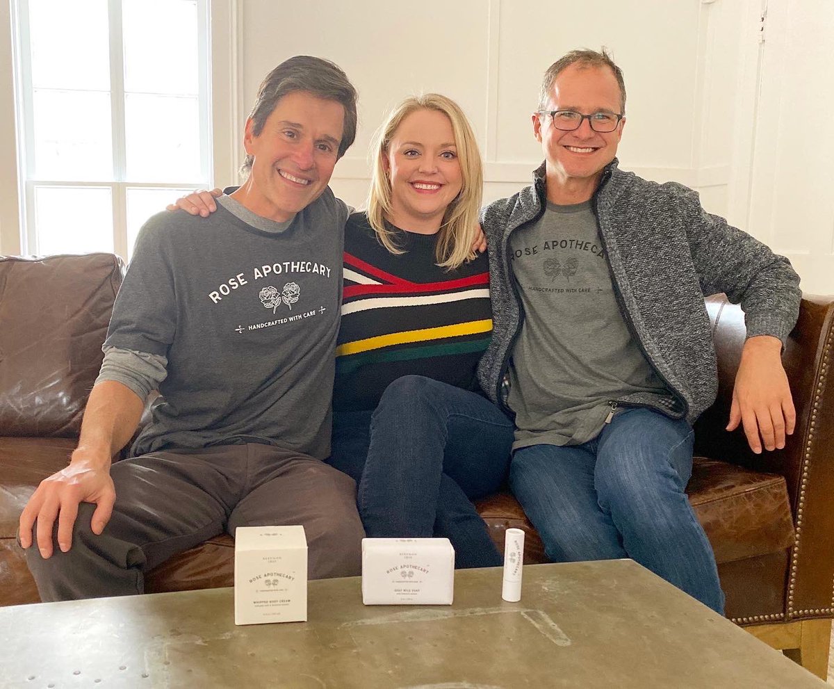 k8talois's tweet photo. I’m losing my Schitt, literally! 🌹💔

Bummed to see the Rose Apothecary pop up pack up, but the @Beekman1802Boys already won 2020 with this larger than life stunt, and I was there 🙌🏻 

@SchittsCreek @TwoButtonsDeep #Beekman1802 #RoseApothecary #ewdavid #larryair https://t.co/lB8vCwEGnF