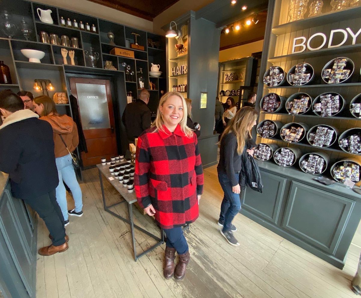 k8talois's tweet photo. I’m losing my Schitt, literally! 🌹💔

Bummed to see the Rose Apothecary pop up pack up, but the @Beekman1802Boys already won 2020 with this larger than life stunt, and I was there 🙌🏻 

@SchittsCreek @TwoButtonsDeep #Beekman1802 #RoseApothecary #ewdavid #larryair https://t.co/lB8vCwEGnF