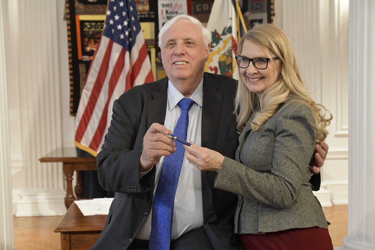 JimJusticeWV's tweet photo. @WV4Life @nrlc @WVGovernor @wvlegislature Thank you to the leaders of @WV4Life, @NRLC, and members of the @WVLegislature who joined me as I signed the Born-Alive Abortion Survivors Protection Act into law today. As long as I am Governor, I will always defend the right to life of every unborn child. #ProLife #WVGov https://t.co/CeJKs2WA8k