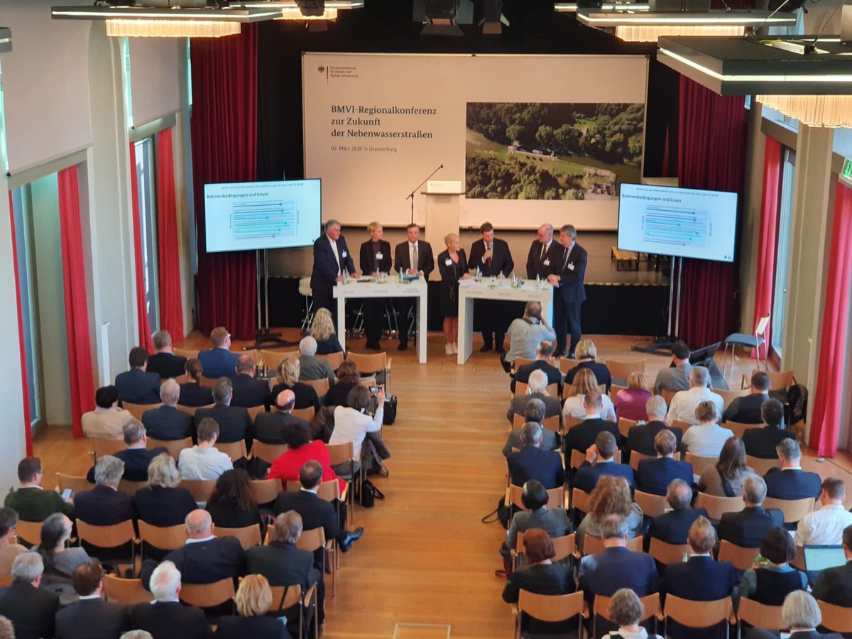 AntjeGrobe's tweet photo. Rund 80 Expert*innen der Region voten zu Handlungsempfehlungen unseres Podiums! Spannender Weise stehen weder #Rahmenbedingungen, #Infrastruktur noch #Digitalisierung im Fokus, sondern deutlich bessere Kooperation und Kommunikation! Do it!#PlanenimDialog #BMVIWasserstrassen @BMVI https://t.co/sZ7AVsLaKO