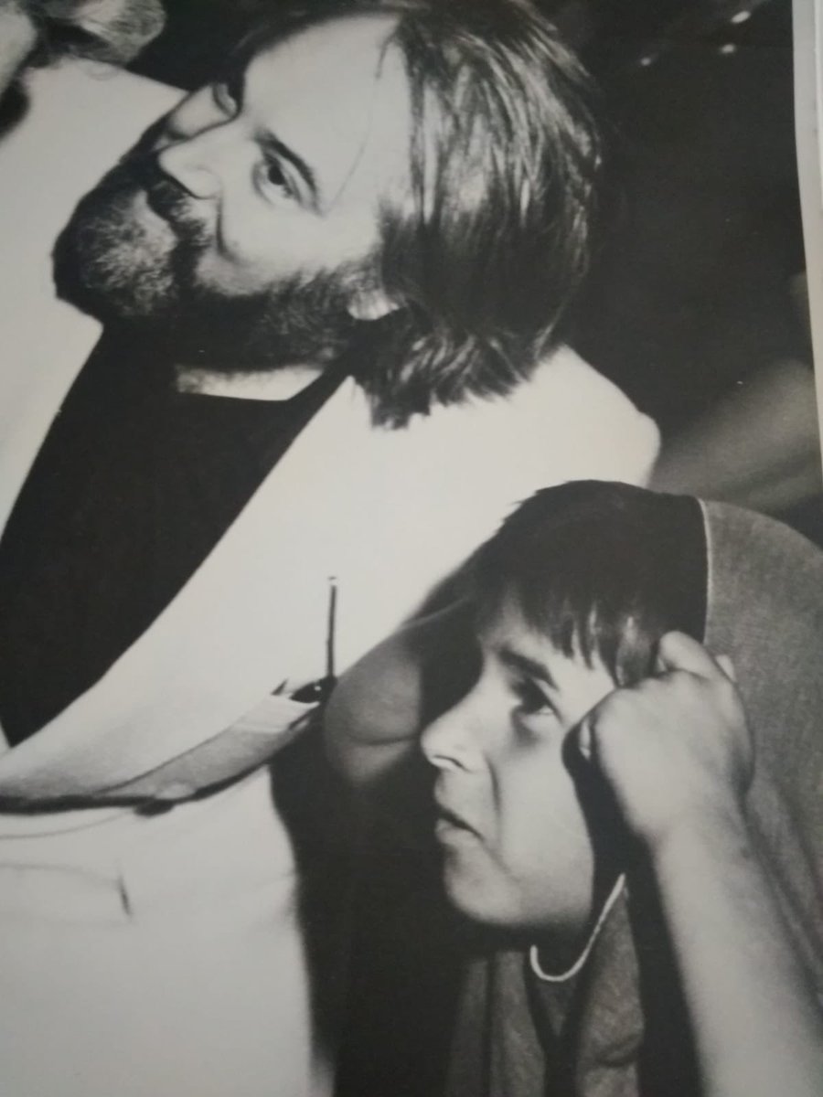 Recuerdo ese día, Claudillo, dándole mucha vergüenza recitaba a Isabel García Lorca el poema "Tan, tan / quién es? / el otoño otra vez /. Mientras en el patio sonaban los “Cuatro muleros". 
Ahora Claudillo es ya Claudio