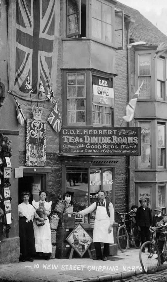 jatustein's tweet photo. Chipping Norton, England
#c1910 #ChippingNorton #Costume #Deltiology #England #GeorgeV #Postcards #Social #History #Uniform https://t.co/tm40n36DBr
