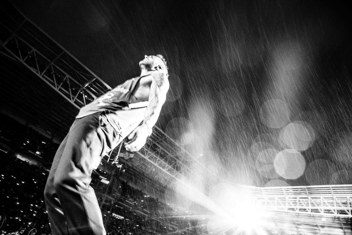 adamlevine's tweet photo. LET IT RAIN!!!! SÃO PAULO!!!!! The fucking BEST. Maybe the best show we have ever had. Thank you isn’t enough. You truly blew us away. ❤️❤️❤️ 👽👽👽 https://t.co/hrreUUOU5g