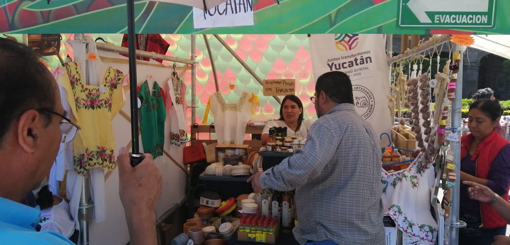 Dafne_Lopez_'s tweet photo. Todo un éxito nuestro stand en la muestra ¡México en el Corazón de México!, que se realizó en la CDMX del 22 de febrero al 1 de marzo, donde las y los asistentes se deleitaron y llevaron creaciones realizadas por nuestras y nuestros artesanos. #CAEY https://t.co/aim72J0xWj