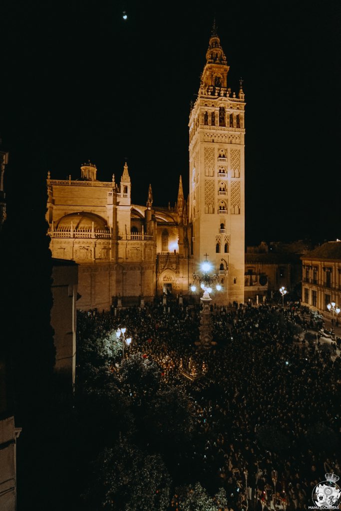 Hdad_LosGitanos's tweet photo. ... Y Sevilla lo esperaba.

#VíaCrucisSevilla20 #SaludyAngustias #TDSCofrade https://t.co/5tTikk8sUy