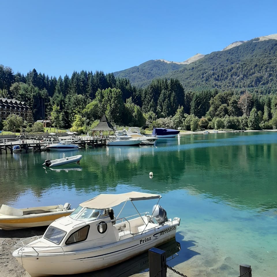 #Hoy y #mañana en #VillaLaAngostura tendremos 28° 🌡🌡🌡🌡🌞🌞🌞🌞 tratamos de evitar los lugares comunes, pero si este no es el paraíso… 😉
#ManzanoResort #MontañaResort  #VillaLaAngostura #Verano #Patagonia #PuertoManzano 🏖