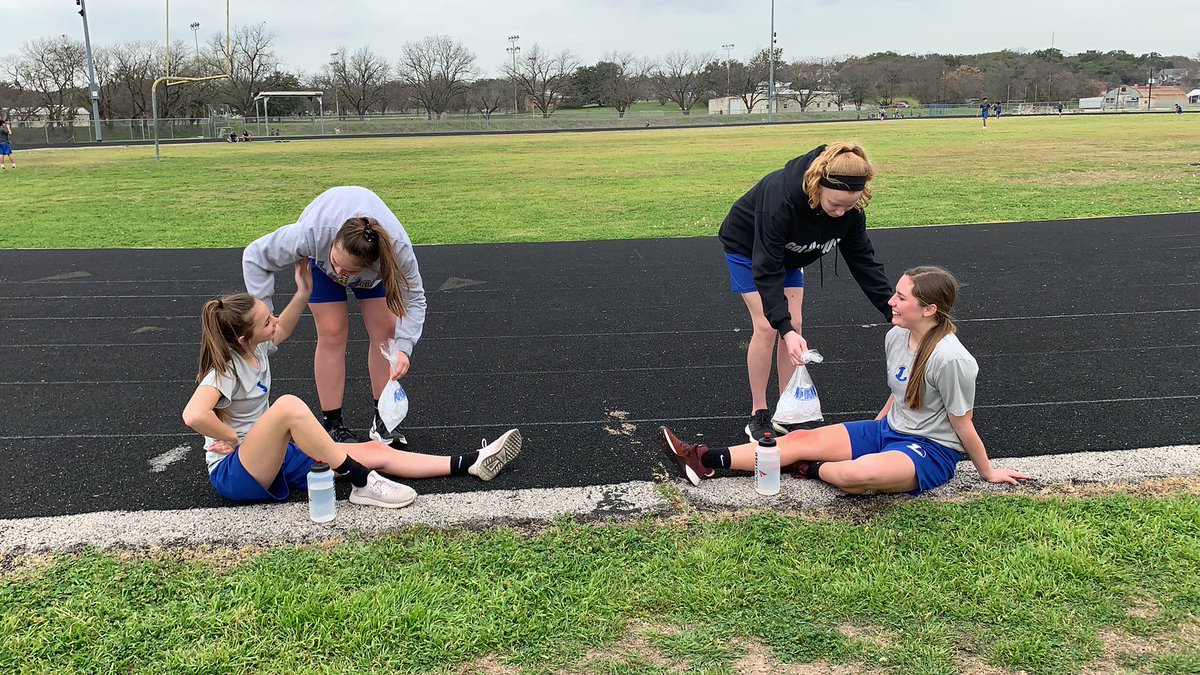 CoachHurst2's tweet photo. Track managers HELPing our athletes recover from practice!! #thinkbiglisd  #Helping @LampasasMS https://t.co/ITYC5ECSGS
