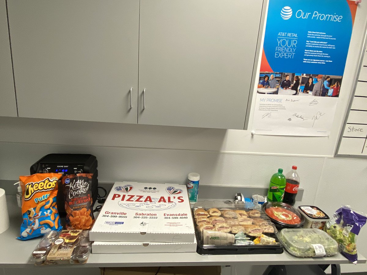 Jon_Kirwin's tweet image. #ATTTV launch day combined with #EmployeeAppreciation at Morgantown Mall! #MoneyMakerz #POWerEquation #unstOHPAble #FunATTWork #LifeAtATT