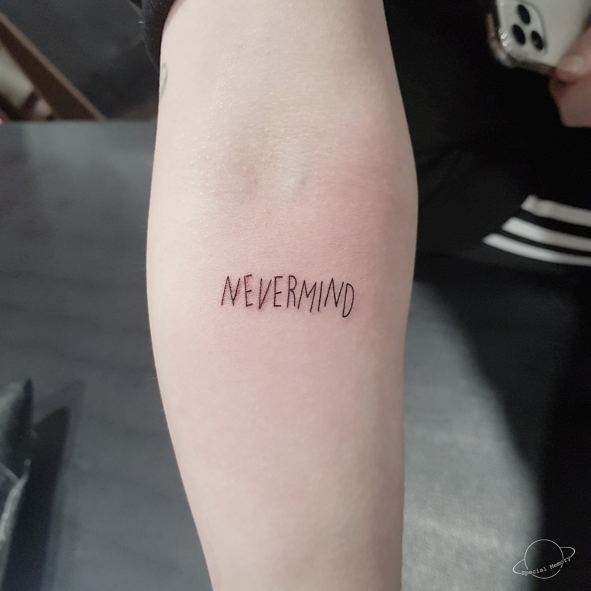 スペシャル メモリー タトゥー Pa Twitter ジグザグした感じでの手書きレタリング 気にしないでと言う意味です ソウルタトゥー ホンデタトゥー 韓国タトゥー ワンポイントタトゥー ホンデタトゥー ポイントタトゥー レタリング 文字タトゥー T Co