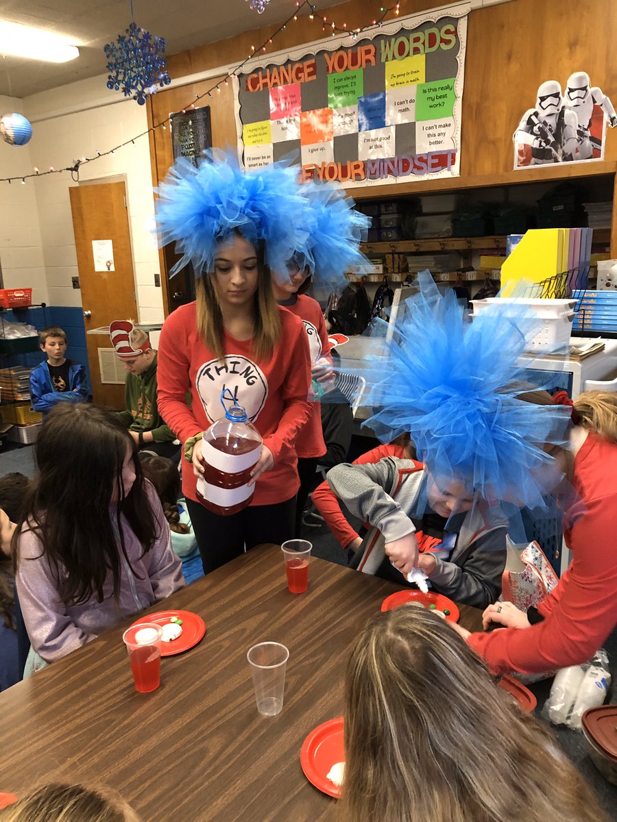 lisareldridge's tweet photo. Mrs. Henson’s fourth graders @SESWildcatPride participated in collaborative learning rotations that included reading, craft making, and snacks! They had help from some eighth grade members of the @OVMSLaGrange National Junior Honor Society. #socsowen https://t.co/S1XJ2bd8O7