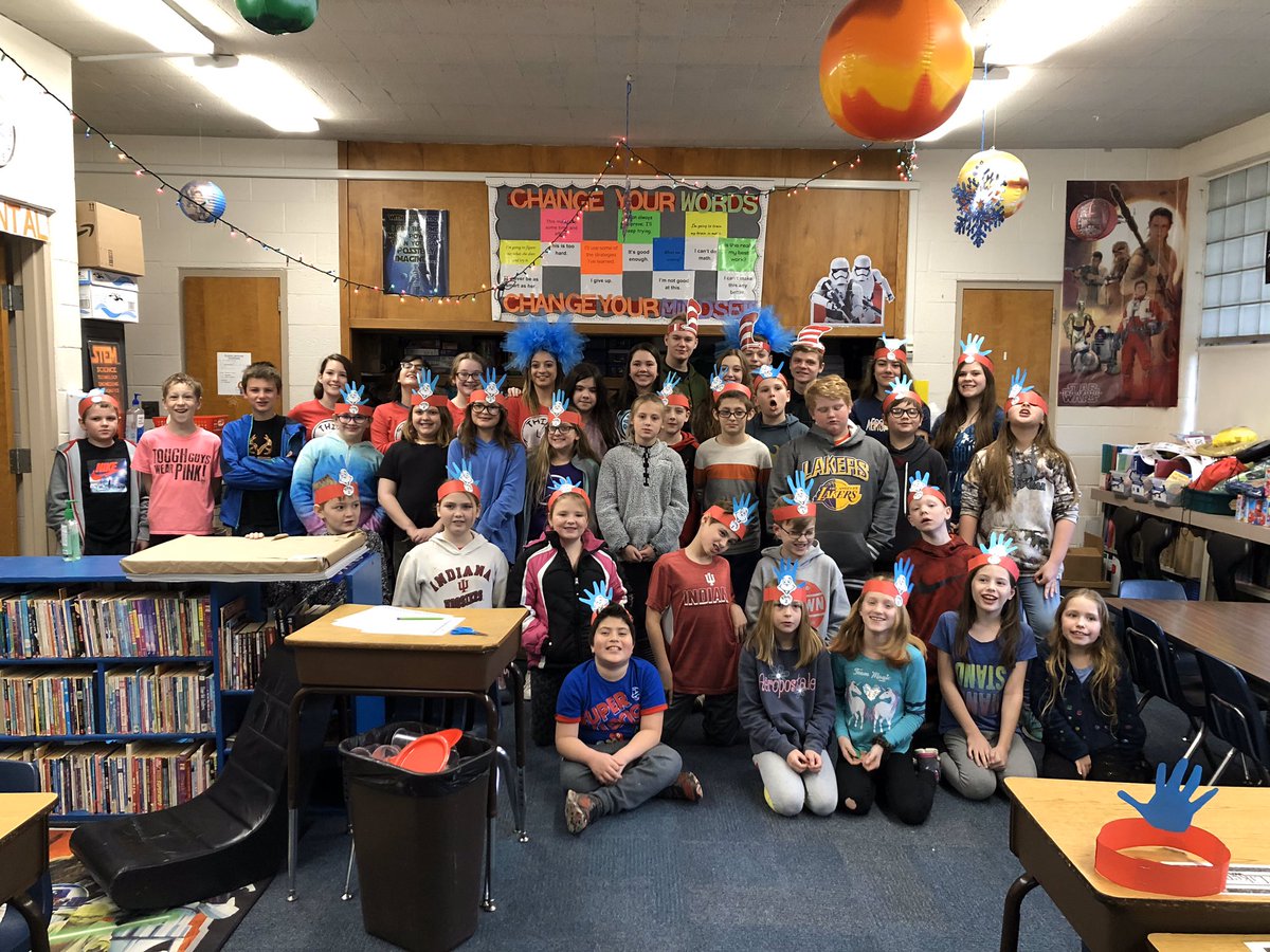 lisareldridge's tweet photo. Mrs. Henson’s fourth graders @SESWildcatPride participated in collaborative learning rotations that included reading, craft making, and snacks! They had help from some eighth grade members of the @OVMSLaGrange National Junior Honor Society. #socsowen https://t.co/S1XJ2bd8O7