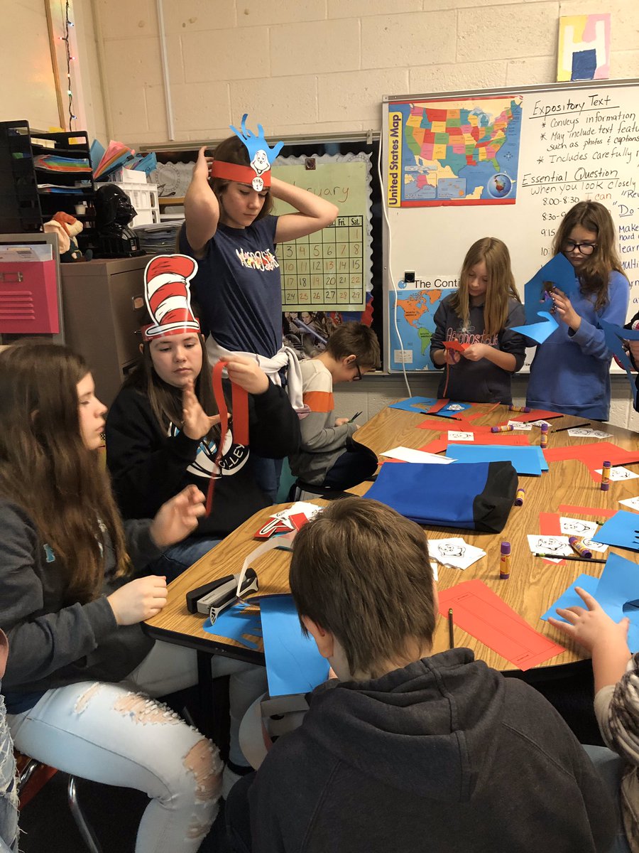 lisareldridge's tweet photo. Mrs. Henson’s fourth graders @SESWildcatPride participated in collaborative learning rotations that included reading, craft making, and snacks! They had help from some eighth grade members of the @OVMSLaGrange National Junior Honor Society. #socsowen https://t.co/S1XJ2bd8O7