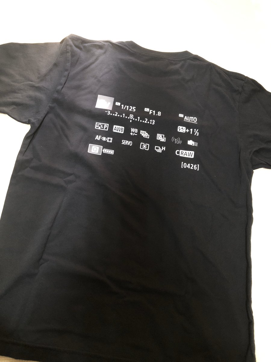 すぐる Pa Twitter 見てーー ジム用にと ユニクロでtシャツ買ったんですけど これ カメラやってる人にはたまらんtシャツ 特に後側のデザイン好きすぎるでしょ