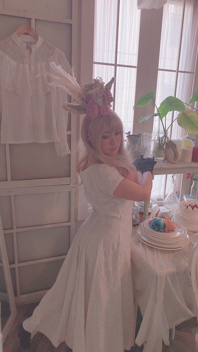 minnie480811TAO's tweet photo. おそくほー！
新作のヘッドプロップもアンティークドレスも、スタジオにぴったりで、よかった！

#七色より少しくすんだところ https://t.co/97XplpT1W6