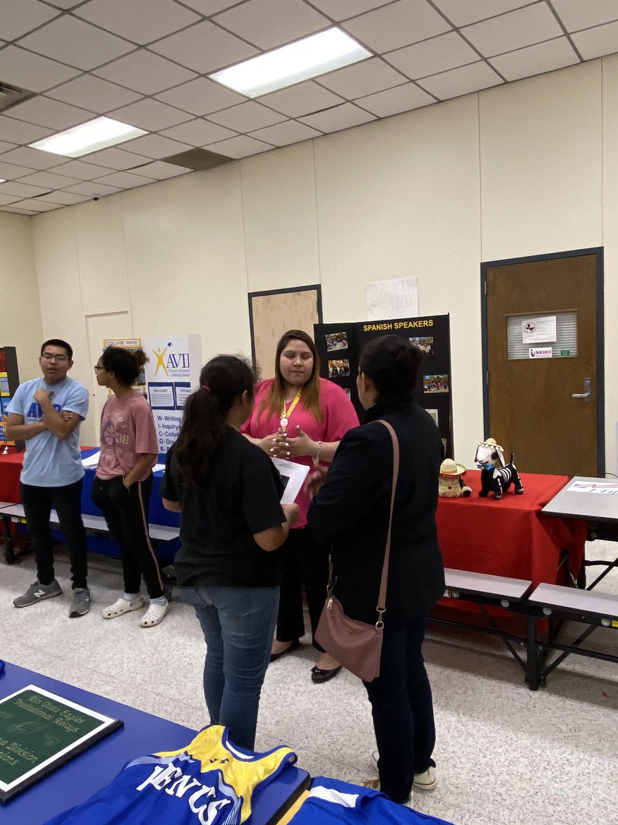 VenusPrincipal's tweet photo. VHS Program Showcase was a success! Parents and students learning about the great opportunities at VHS.  100% participation in extracurricular activities is our goal! #VENUSPROUD https://t.co/o1fbBUV86T
