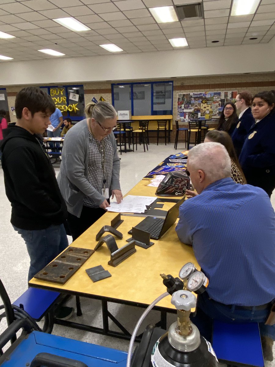 VenusPrincipal's tweet photo. VHS Program Showcase was a success! Parents and students learning about the great opportunities at VHS.  100% participation in extracurricular activities is our goal! #VENUSPROUD https://t.co/o1fbBUV86T