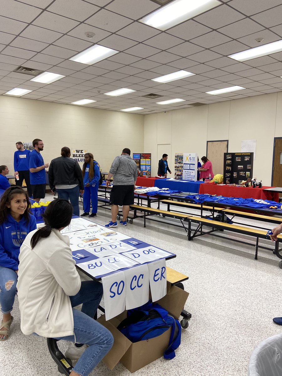 VenusPrincipal's tweet photo. VHS Program Showcase was a success! Parents and students learning about the great opportunities at VHS.  100% participation in extracurricular activities is our goal! #VENUSPROUD https://t.co/o1fbBUV86T
