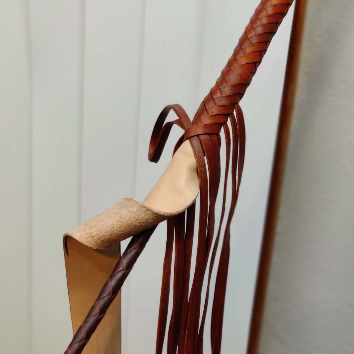 The overlay going on a 12 plait saddle tan snake whip.
#Whip #Whips #LeatherWhip #LeatherCraft #LeatherWork #Signal #SingleTail #singletailwhip #Wip #artistsofig