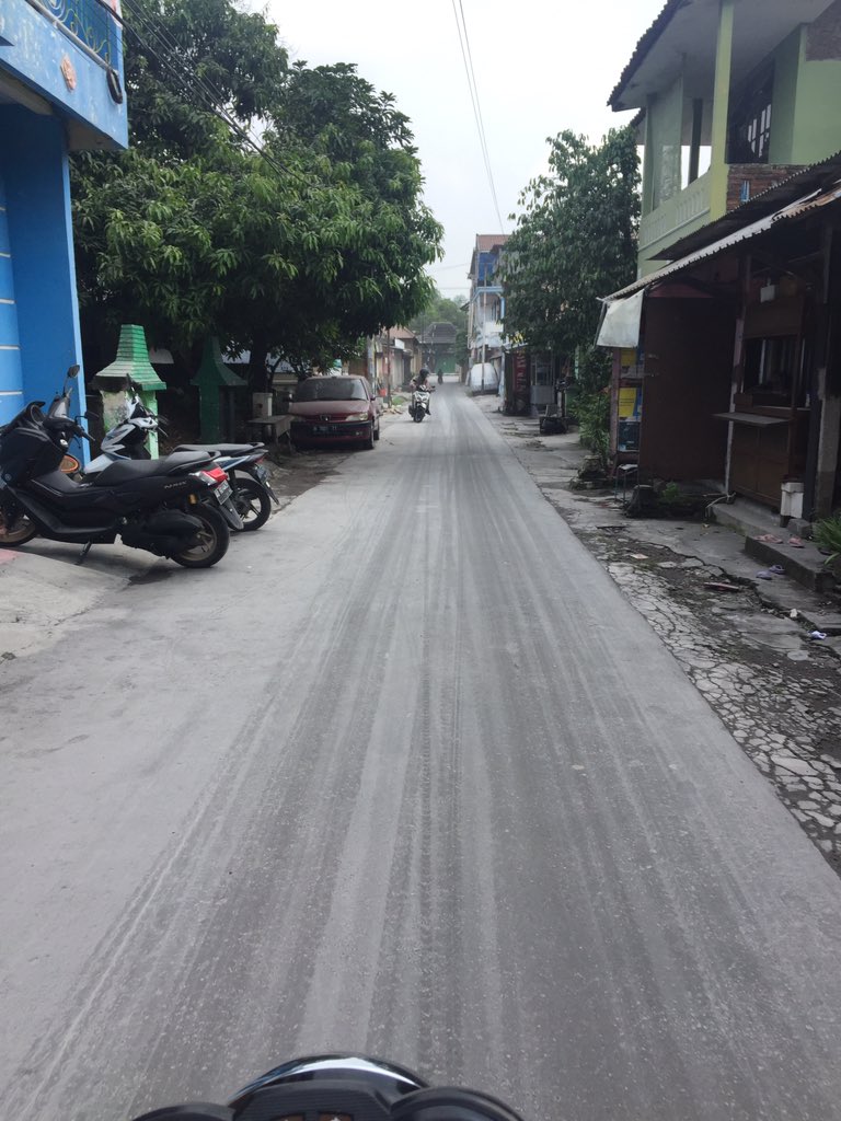 ppppunten's tweet photo. Dulu hujan masih air dan dia masih milik orang lain. Sekarang hujan sudah abu, apakah sudah waktunya kamu jadi milikku? https://t.co/HEyhvCeXr6