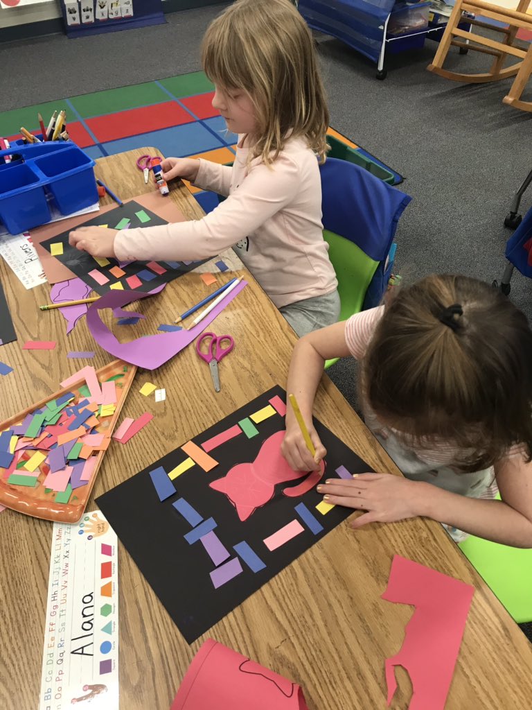 MsRDrake's tweet photo. We love making paper molas while we study South America in our Destiny Travel Agent elective! @HunterPrincipal #huntergtaig #socialstudiesrocks https://t.co/qtxIAakipQ