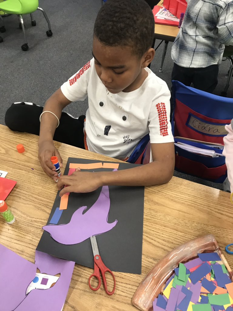 MsRDrake's tweet photo. We love making paper molas while we study South America in our Destiny Travel Agent elective! @HunterPrincipal #huntergtaig #socialstudiesrocks https://t.co/qtxIAakipQ