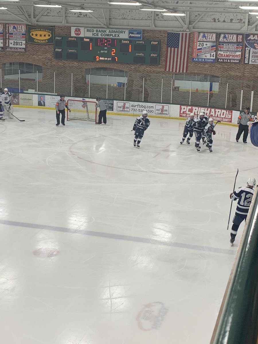 CaseyKrish's tweet photo. Manasquan with two very quick goals about a minute apart to take a 2-1 lead. Still 11 minutes remaining in the second period. Ferraro and Farinacci with the goals. #NJHockey #MSQvsRFH https://t.co/THRzmbneXf