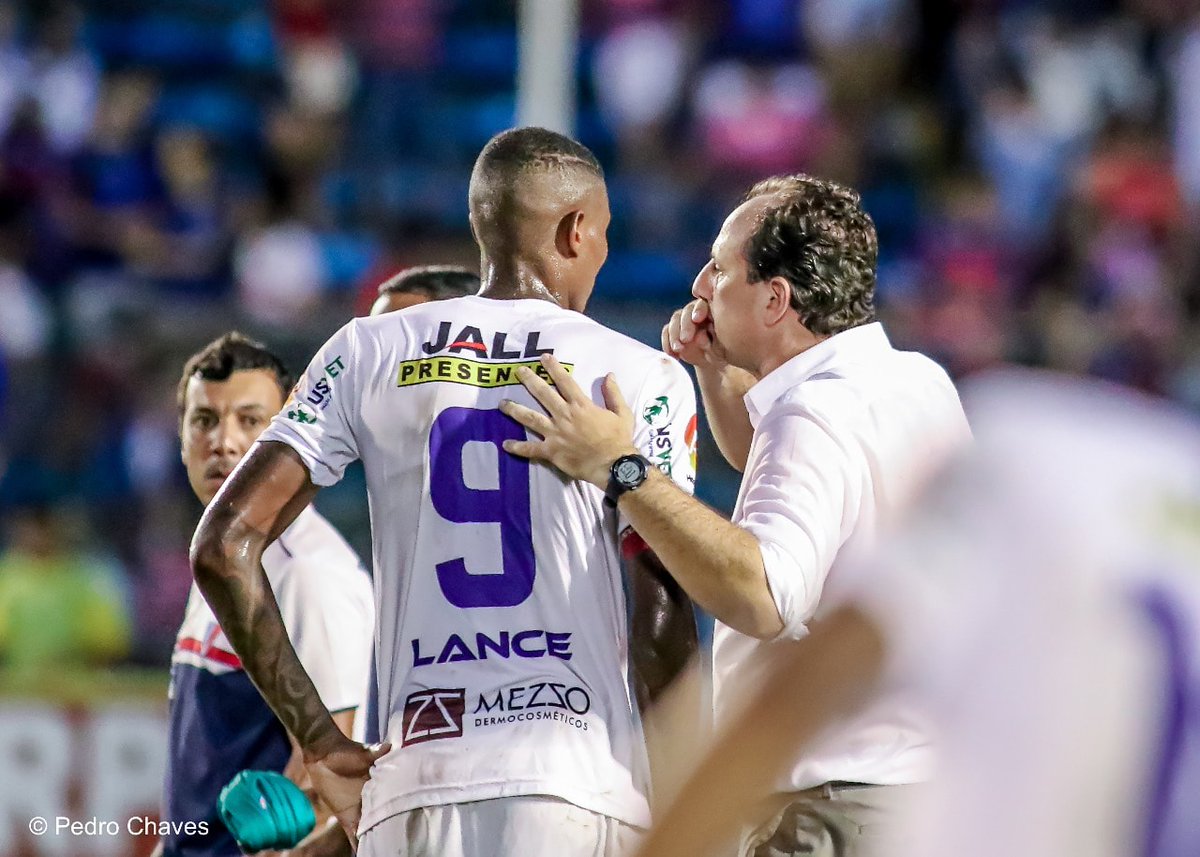 pedrochavesce's tweet photo. Após o final da partida entre Fortaleza e Barbalha, Ceni e Cléber conversam baixinho "a pé de ouvido".
.
.
📸😎 @pedrochavesce 
#futebolcearence #futeboles #pedrochavesce #FEC https://t.co/xV1RCkF63s